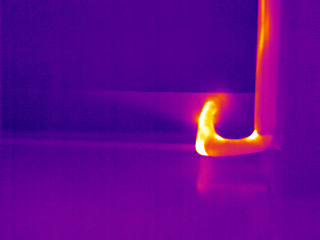 铜管包裹不严，冷量偷偷流失